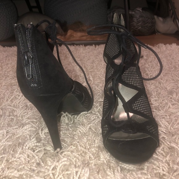 Black heels - Picture 2 of 3